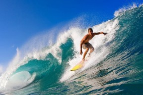 九游娱乐官网-公牛教练带队回顾比赛录像强调攻守切换节奏，公牛教练组