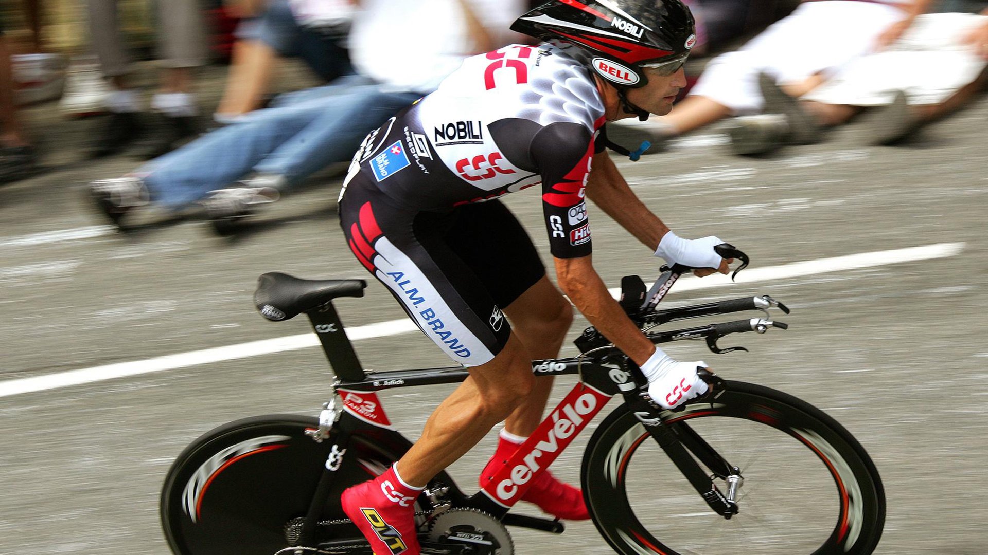 乔纳·隆戈:突破全黑队新境界的橄榄球“黑色闪电”